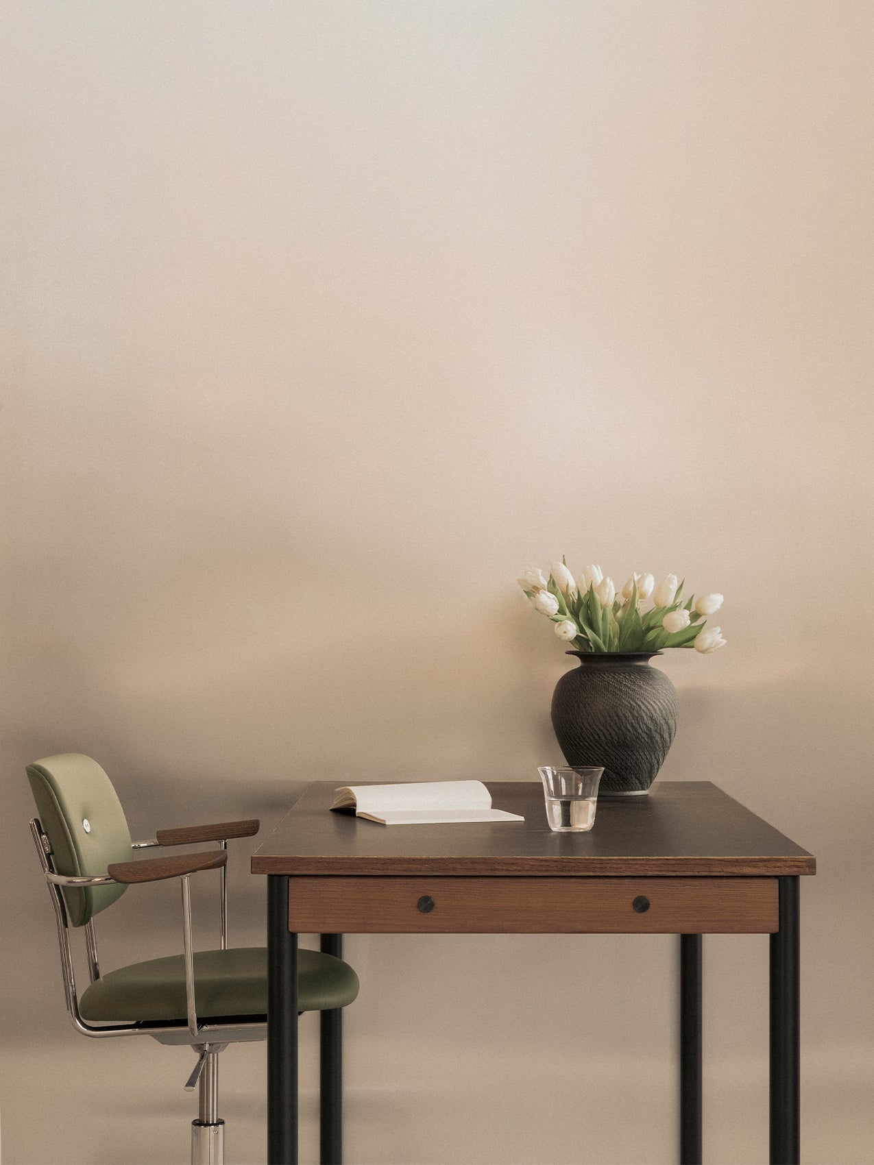 Fully Upholstered Task Chair with Armrests Polished Aluminium Base