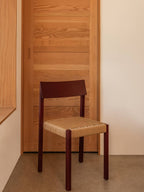 Sedia da pranzo in legno massello con seduta in corda di carta, impilabile, finiture rovere