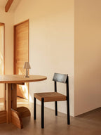 Sedia da pranzo in legno massello con seduta in corda di carta, impilabile, finiture rovere
