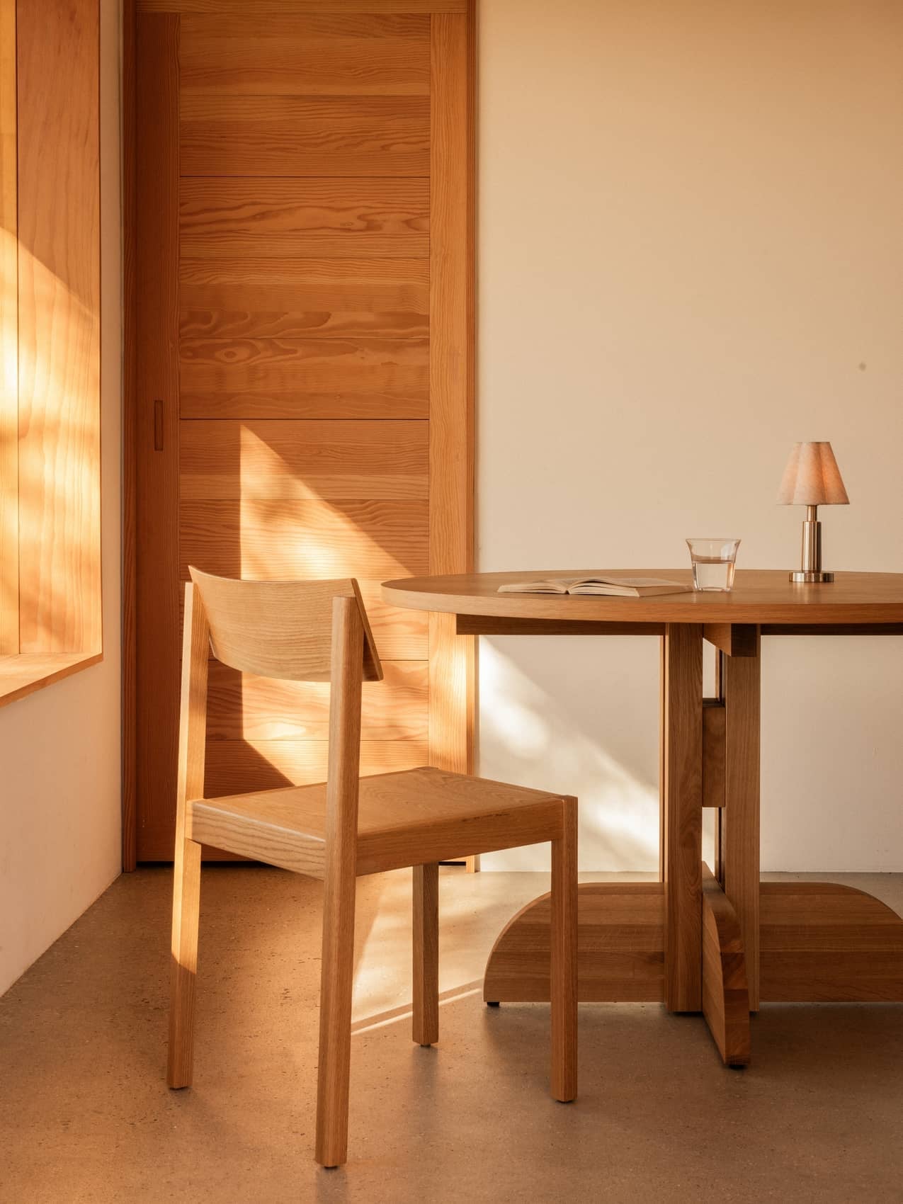 Sedia da pranzo in legno massello con seduta in corda di carta, impilabile, finiture rovere