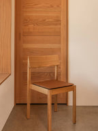 Sedia da pranzo in legno massello con seduta in corda di carta, impilabile, finiture rovere