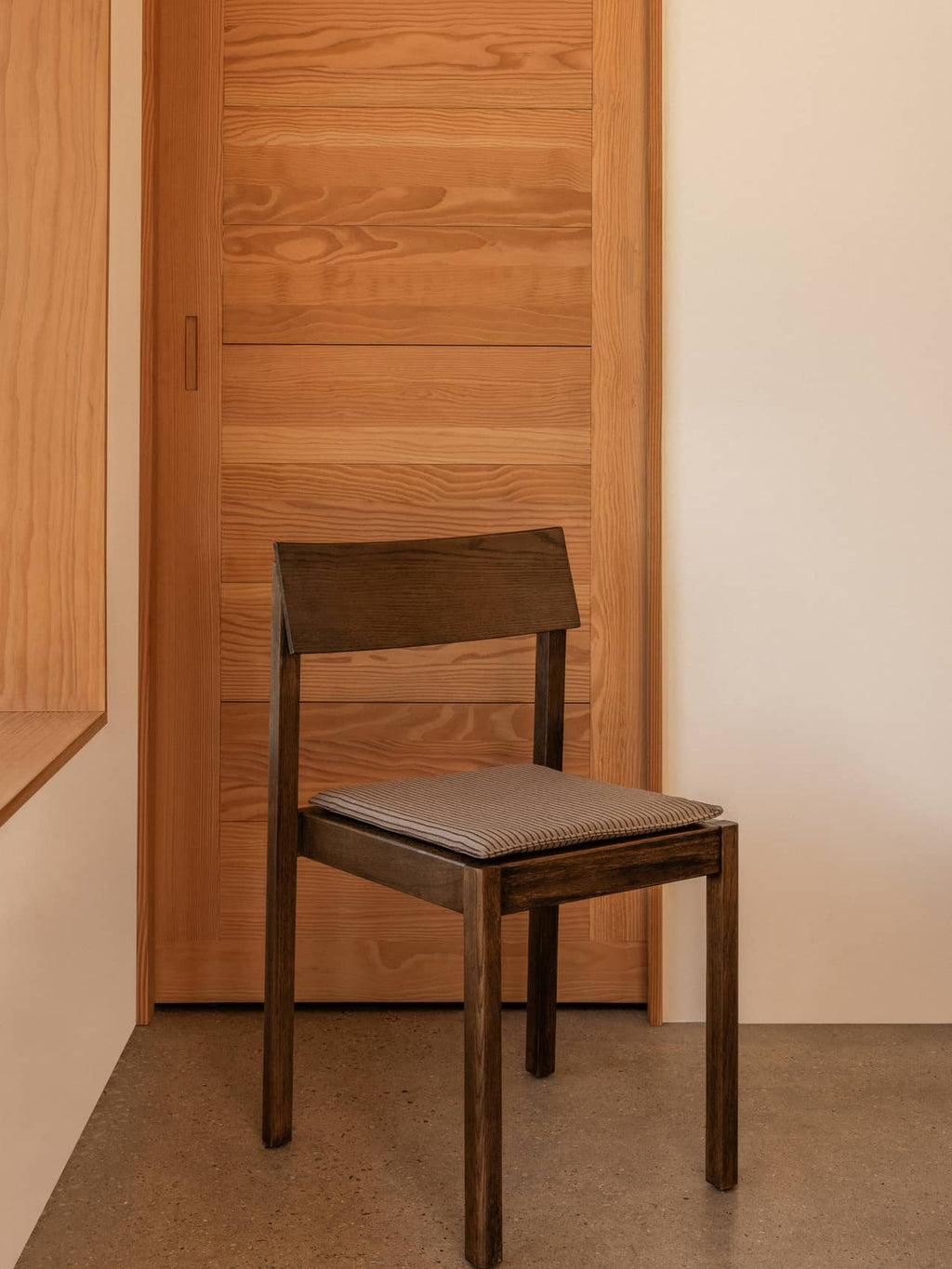 Sedia da pranzo in legno massello con seduta in corda di carta, impilabile, finiture rovere